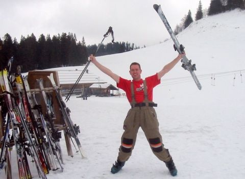 PollDi mit Stock und Ski